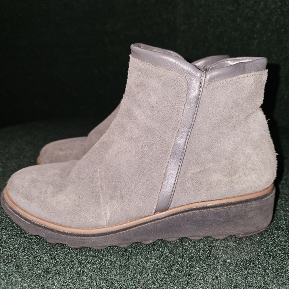 Clarks Gray/tan Suede Ankle Booties 7.5 - Picture 1 of 9